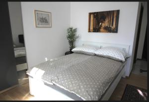 een bed in een slaapkamer met een foto aan de muur bij Zamojska Residence - Golden Line Apartments in Lublin