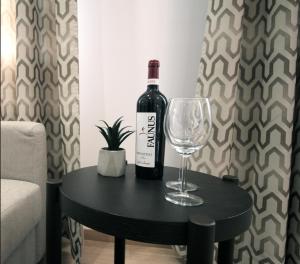 een fles wijn en een wijnglas op een tafel bij Zamojska Residence - Golden Line Apartments in Lublin