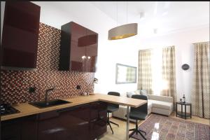 een keuken met een spoelbak en een tafel met stoelen bij Zamojska Residence - Golden Line Apartments in Lublin