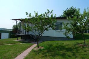 a house with a picnic table in the yard at Rosenhof in Binz in Binz