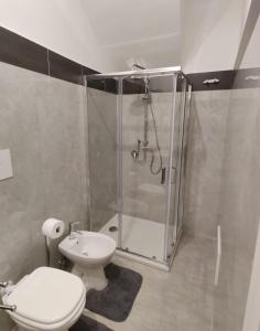 La salle de bains est pourvue d'une douche, de toilettes et d'un lavabo. dans l'établissement Il Cardinale, à Reggio de Calabre