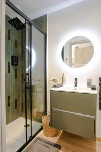 Ένα μπάνιο στο La Capsule - Appartement Design et Cosy