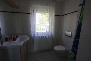 Ein Badezimmer in der Unterkunft Rosenhof in Binz