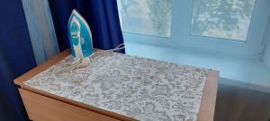 2 bedroom apartment metro Vasilkovskaya Институт Рака في كييف: خزانة خشبية مع مكواة فوقها