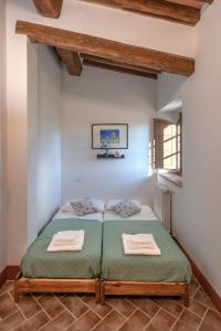 een slaapkamer met een bed in een kamer bij Podere Fossaccio Casa Olivo in Asciano