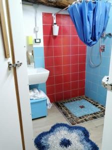 A bathroom at Tre metr sopra il cielo '' GiraSoli'' Még 37 kép
