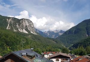 a view of a mountain range with houses and mountains at Appartement Il Gallo in Forno di Zoldo