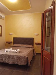 una camera da letto con un letto con due asciugamani sopra di Domina Popolo a Roma Altre 20 foto