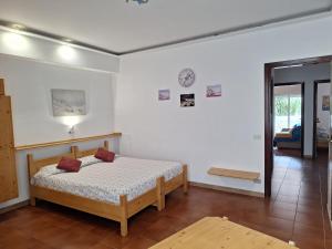 ein Schlafzimmer mit einem Bett in einem Zimmer in der Unterkunft Maria's - Parking Area, no ZTL, close Train Station and Beach in Cefalú