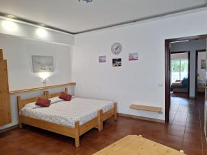 チェファルにあるMaria's - Free Parking Area, no ZTLの部屋にベッドがある寝室