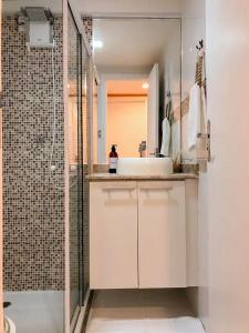 a bathroom with a sink and a glass shower at Axé home - Apartamento conceito em Salvador in Salvador