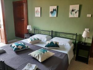 Dos camas con almohadas en un dormitorio. en B&B Vivilmatese, en Roccamandolfi
