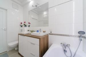 Koupelna v ubytování Lumina apartment with parking near Muzeum Powstania + 20 fotografií