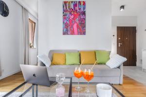 Posezení v ubytování Lumina apartment with parking near Muzeum Powstania