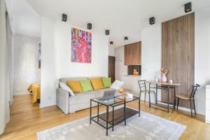 Posezení v ubytování Lumina apartment with parking near Muzeum Powstania