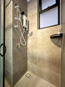 uma casa de banho com um chuveiro e uma porta de vidro em Ipoh Luxurious Homestay by Comfort Home em Ipoh