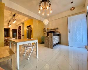 una cucina con tavolo e sala da pranzo di Mi Hai B&B a Ji'an