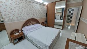 Dormitorio pequeño con cama y espejo en Luxury House by the Sea Marmaris, en Marmaris