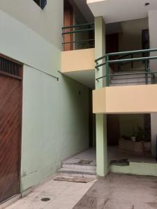 einen Außenblick auf ein Gebäude mit einem Balkon in der Unterkunft Hospedaje Alfredo in Lima