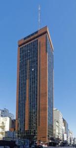 een hoog gebouw met veel ramen in een stad bij Buenos Aires Center Apart in Buenos Aires +28 foto's