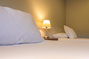 Giường trong phòng chung tại Hotel FioFio SPA