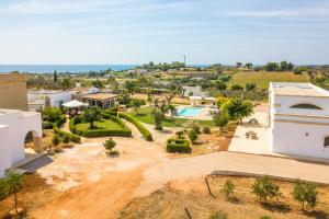 an aerial view of a villa with a swimming pool at Casale de li Canti in Marina di Pescoluse