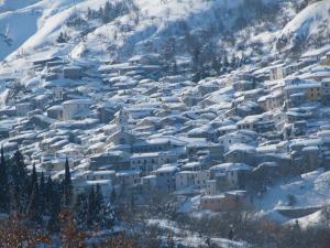 un village recouvert de neige sur une montagne dans l'établissement B&B Vivilmatese, à Roccamandolfi