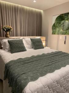 una camera da letto con un grande letto con due cuscini di POUSADA CAFÉ DU'LIRIO a Lagoa Nova