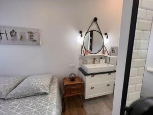 Postel nebo postele na pokoji v ubytování Cocon Classé 3 Etoiles - Love et Détente - SPA