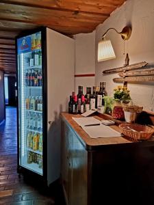 un bar con una nevera llena de bebidas en Berghotel Almagmach en Immenstadt im Allgäu