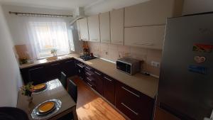 an overhead view of a kitchen with a microwave at Mountain View Sibiu in Şelimbăr