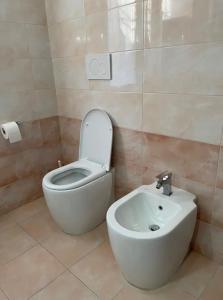 a bathroom with a toilet and a sink at Garcia Guest House in Verona