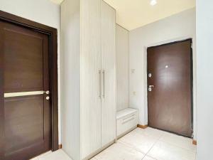 una habitación con dos armarios y una puerta en NS Apartments in Yerevan city centre, en Ereván