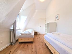 1 dormitorio con 2 camas y ventana en RAJ Living - 1 or 3 Room Apartments - 30 Min Messe DUS, en Duisburg
