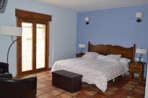 a bedroom with a bed and a window at Las Abadías in San Felices