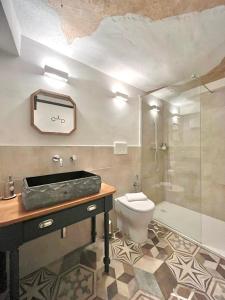 uma casa de banho com um lavatório, um WC e um chuveiro em Maison de la montagne - Chambres & Jacuzzi em Arvier