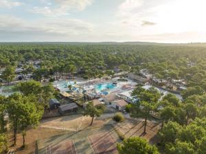 - une vue aérienne sur la piscine d'un complexe dans l'établissement Mobil-Home Camping Club 5* Montalivet, à Vendays-Montalivet