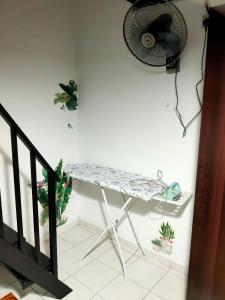 uma mesa no canto de uma sala com plantas em Homestay 1 em Keluang