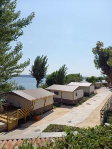 een rij tenten met de oceaan op de achtergrond bij Campeggio della Colombaia in Padenghe sul Garda
