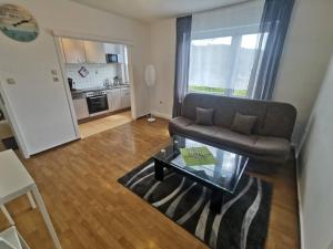 un soggiorno con divano e tavolo in vetro di 1 room Apartment in Herscheid a Herscheid