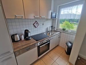 eine kleine Küche mit einer Spüle und einem Herd in der Unterkunft 1 room Apartment in Herscheid in Herscheid