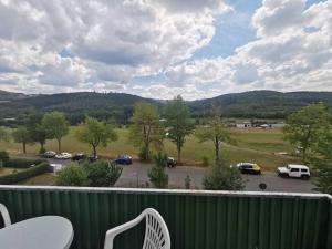 einen Balkon mit Blick auf einen Parkplatz in der Unterkunft 1 room Apartment in Herscheid in Herscheid