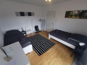 Habitación pequeña con cama y alfombra. en 1 room Apartment in Herscheid, en Herscheid