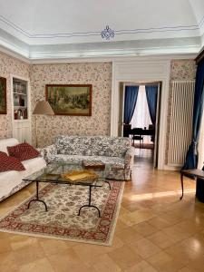 sala de estar con sofá y mesa en Villa Basso Gargano, en Monte SantʼAngelo