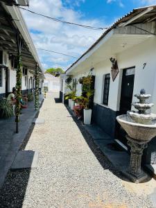 una pasarela de piedra frente a un edificio con una fuente en Nômade no Liberdade en Boa Vista