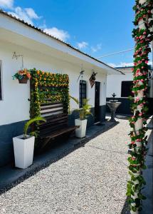 un banco cubierto de flores junto a un edificio en Nômade no Liberdade, en Boa Vista