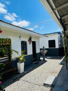 une maison dont le côté comporte un drapeau dans l'établissement Nômade no Liberdade, à Boa Vista