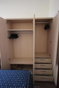 リド・ディ・イエゾロにあるApartment Istriaのベッドルーム1室(ベッド1台、棚付きクローゼット付)