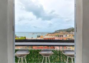 einen Balkon mit Stühlen und Meerblick in der Unterkunft Livin' Portofino GOLD in Santa Margherita Ligure
