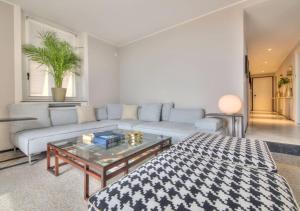 ein Wohnzimmer mit einem Sofa und einem Couchtisch in der Unterkunft Livin' Portofino GOLD in Santa Margherita Ligure